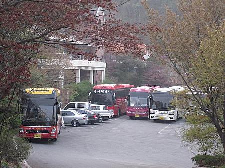 老舗ホテルで外観は古めかしいが沢山のバスや自家用車が駐車していて人気高い