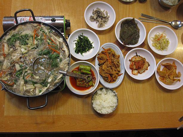 お鍋だけでなく沢山のおかずも出るのが韓国の食事のよいところ