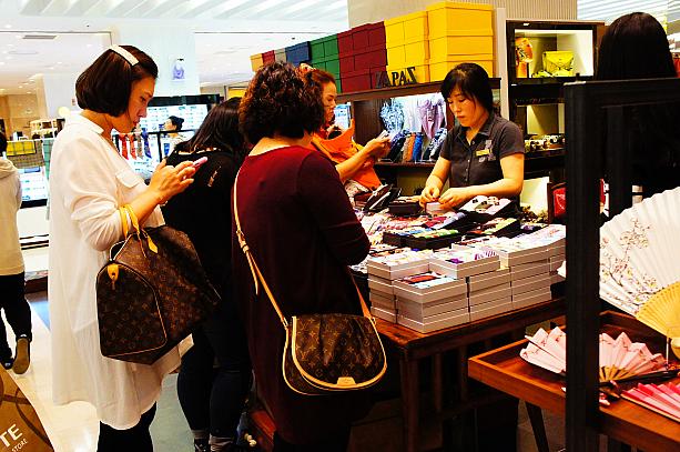 デパートではプレゼントを買いにたくさんのお客さん！ハンカチ、スカーフ、扇子、日傘が人気のようですよ！！