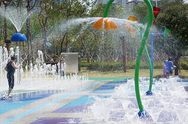 これからの暑い季節、噴水で遊んじゃおう～！