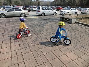子供たちが自転車に乗る練習してます！