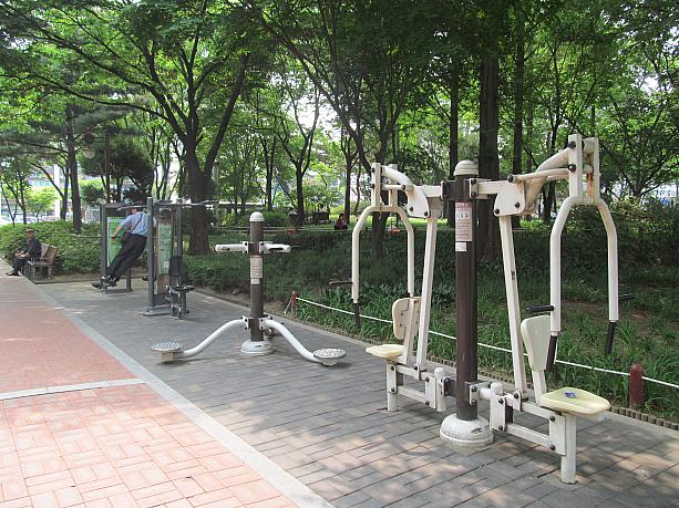 韓国の公園ならではの運動器具！運動に精をだしているスーツ姿のおじ様も。