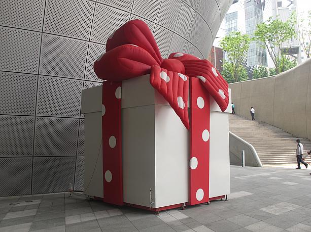 東大門歴史文化公園駅の１番出口を出ると、すぐＤＤＰ（東大門デザインプラザ）。そこには大きな箱のプレゼントが！もらってみた～い！でも何が入っているんだろう？