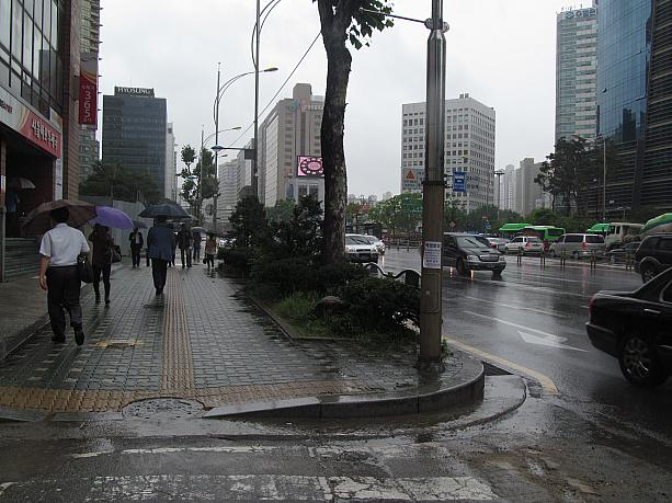 朝から少し強い雨が降っているソウル。時々強い風も吹くので傘があまり役割を果たさないほど・・・