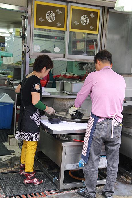 お店ごとに店先には大きな釜で豚骨スープがコトコトと・・・