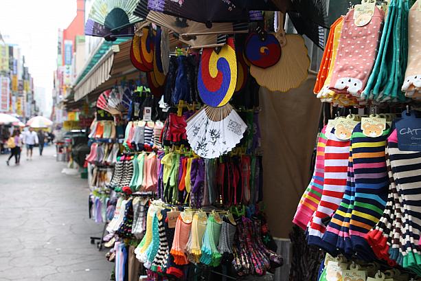 そんなお店の前にはこんな靴下などが売られた雑貨屋さんも！