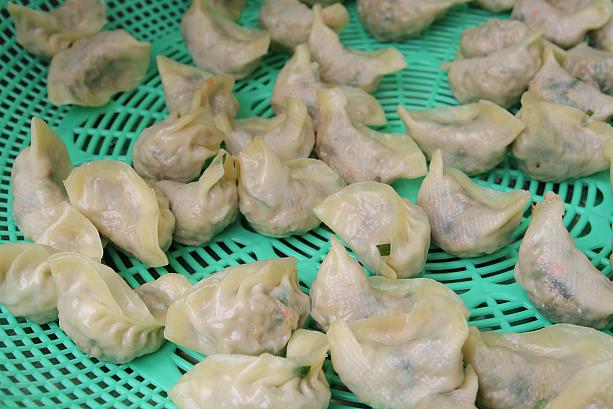そのお隣ではマンドゥー（餃子）を作っていたり。西面エリアは若者の街でもありますが、すぐ横にはディープなこんな場所も！