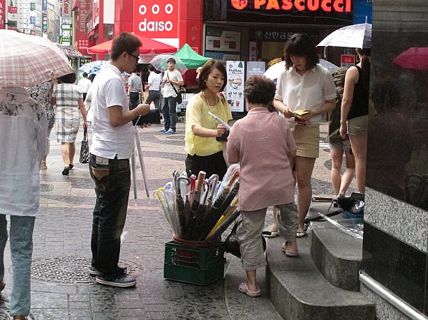 慌てて傘を買う人も。