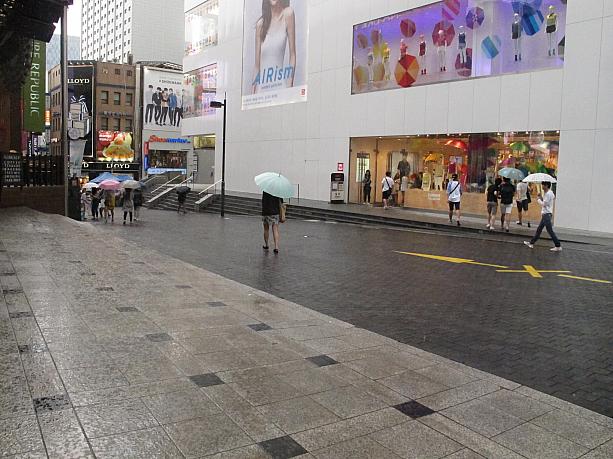 晴れと思いきや突然雨が降り出したり、ちょっと不安定な天気が続く今週のソウル。明洞でも午後から突然雨が降り出した！