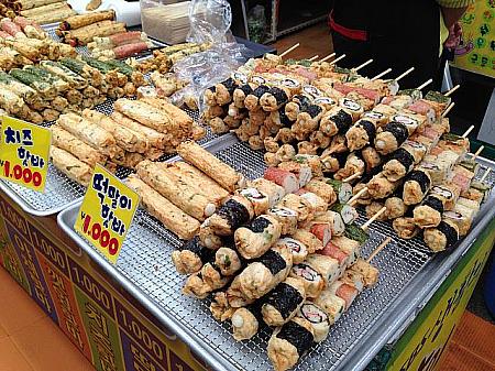 韓国では魚肉を練ってこのように串に刺して揚げた物をハッバーと言うんです。