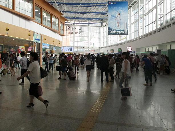 今日も旅行や帰省、出張などであちこちへ向かう人でいっぱい！