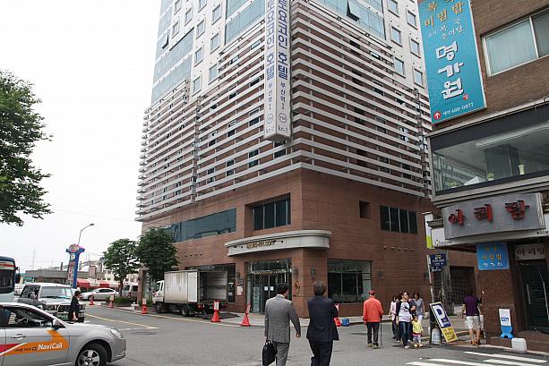 お隣には日本でもおなじみの東横インのホテルも～！