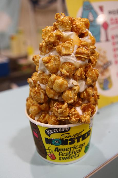 ポップコーンがたくさんのったアイスクリーム！！食べてみると、ちょっと癖になりそうな味ですよ！！