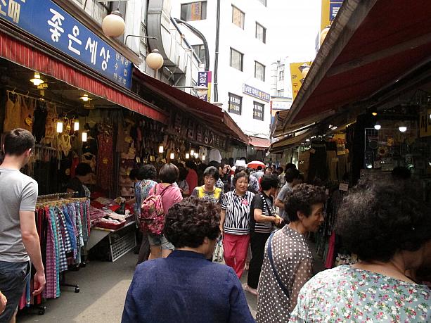 おやおや～この通りは韓国アジュンマがたくさん！今日は、アジュンマたちのファッションチェ～ック！