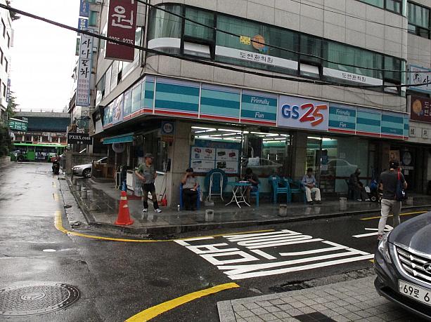 アジョッシ（おじさん）もコンビ二の前で雨宿り。
