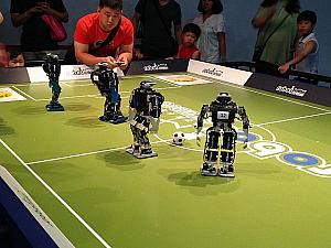 「体験館」の名の通り、ボクシングやサッカーの対戦など、直接ロボットの操作をすることが出来ます。ここでは大人の方が真剣かも？！