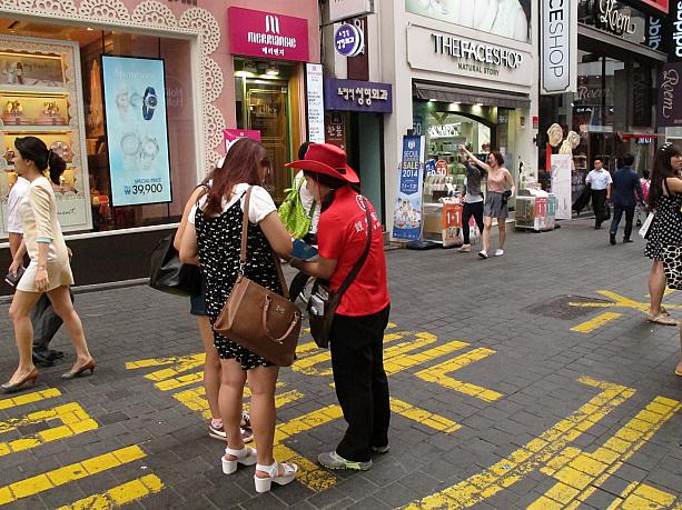 そんな時の観光客の強い味方！日本語ができる案内所が明洞にはたくさん！メイン通りには赤い服を来た案内人が！