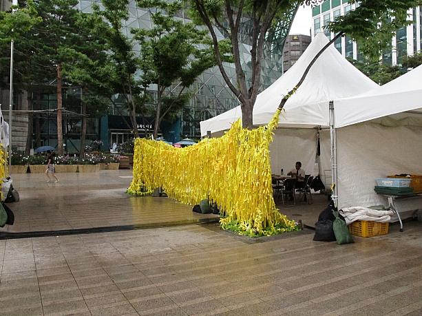 広場にある犠牲者追悼の黄色いリボン。大きなカーテンのように。