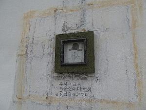 1962年に天然記念物第４号に認定された白松ですが、90年に台風により倒れてしまい今は幹の下の部分だけが残されています。