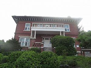 ２階建て赤レンガに瓦屋根の培花女子高校生活館。歴史的建造物は現在は同窓会館として使用されています（中に入ることはできません）。