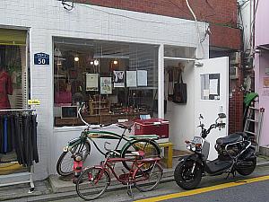 テオ書店のある通りには他にも昔ながらの中華屋さんや、可愛い雑貨屋さんなどが。