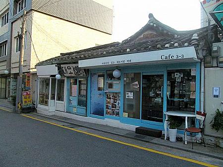 ６０年以上も同じ場所で書店を営むテオ書店。最近ではドラマのロケ地としても有名です。