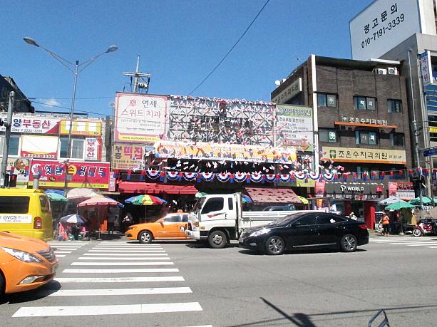 ソウルの市場といえば広蔵市場が有名だけど、新堂にある中央市場も地元の人が集まる、とってもディープな市場！入口はお祭りみたいに華やか！