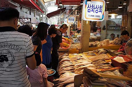 祭祀料理に欠かせないタコやお魚などの海産物のお店は大人気！