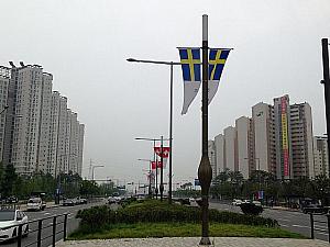 「国際都市」らしくメイン通りには各国の国旗が。