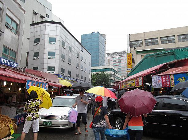 雨が強くて傘をさしていても服が濡れちゃうほど。それでも京東市場は秋夕前の買い出しで大忙し！