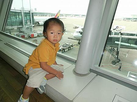2歳の次男も飛行機見れば、ちょい興奮！