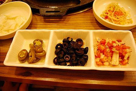 左から青唐辛子のピクルス、オリーブ、トマト＆オニオン
