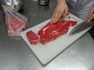 牛肉を切る