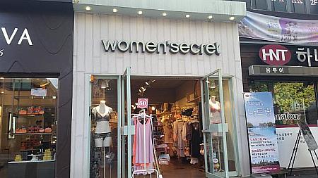 ちょっとセクシーな下着も販売「women' secret」