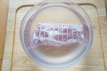 ①ボウルに豚肉を入れ、かぶるくらいの冷水を注ぎ１０分置く。