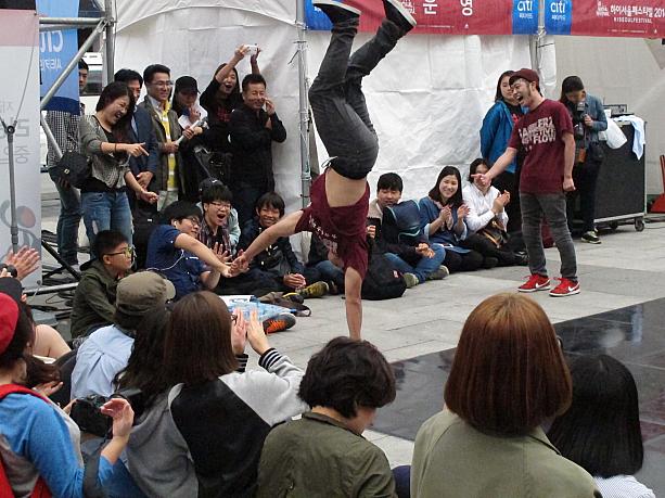 握手しながらでも踊る！観客もびっくり！