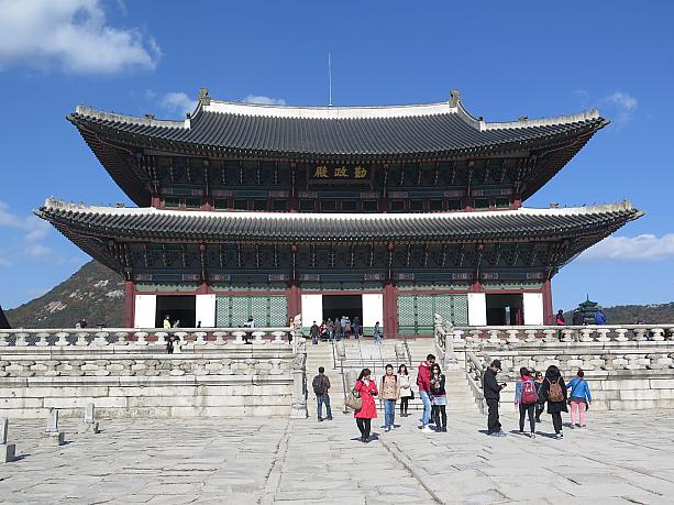 ソウルの一大観光スポットといえば李朝時代の正宮・景福宮（キョンボックン）！