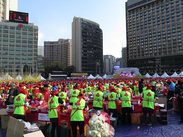 こちらは市庁前のソウル広場！赤いナプキンとエプロンをつけた人がたくさん！