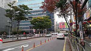 １．中央線の九里駅３番出口を出て直進すると大通りにでます。右折してそのまま直進します。