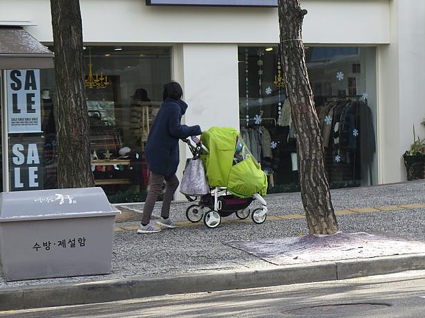 ベビーカーにカバーをかけて赤ちゃんもバッチリ防寒！