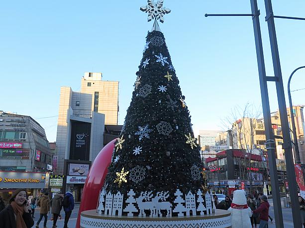 ユープレックスの前に大きなクリスマスツリーが。