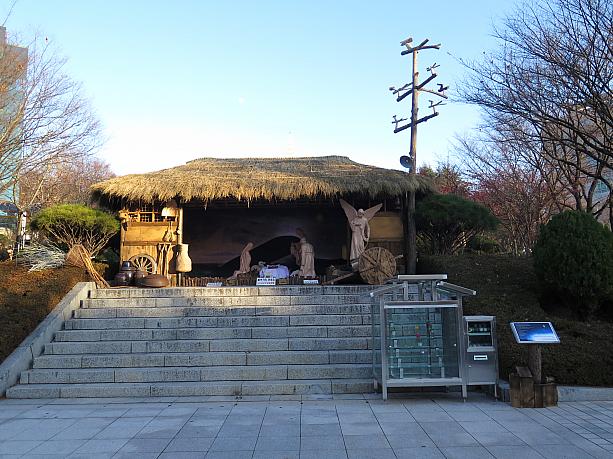 キリスト誕生を再現した小屋が正門前に！