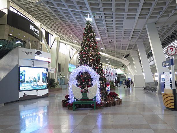 もうすぐクリスマス！もちろん空港にも大きなツリーが。