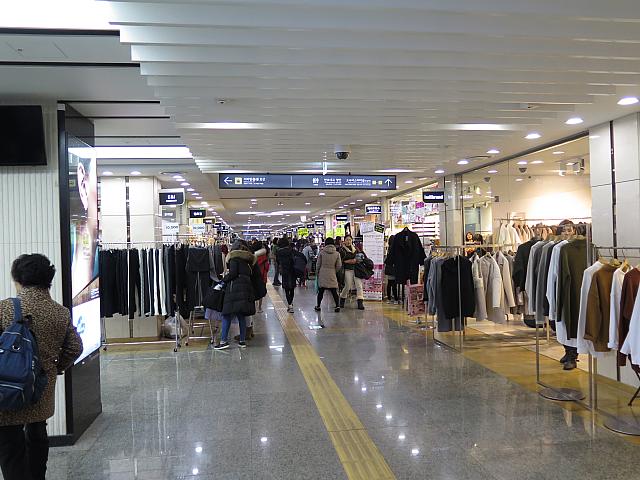巨大な地下商店街でウィンドウショッピング 今日は何を買おうかな ソウルナビ