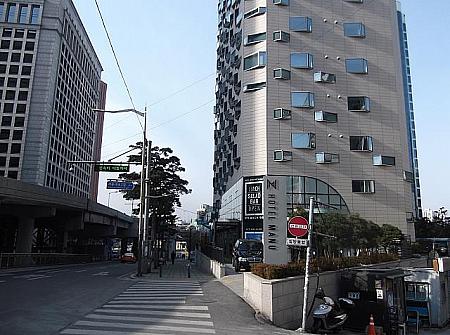 ソウル～会賢駅間に沿った大通りにあります