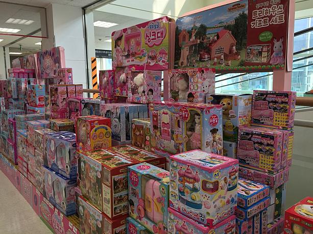 女の子にはピンクの箱がとってもキュートなお人形が人気かな？！