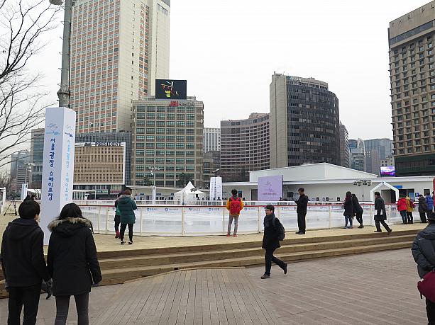 毎年恒例、ソウル広場のスケート場が、今日の夕方からオープン！
