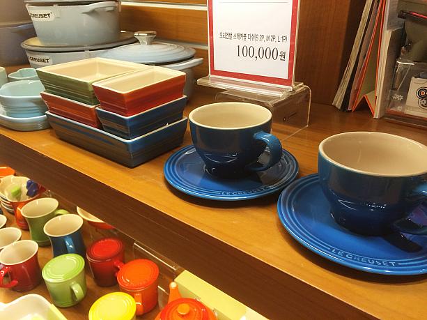 こちらのコーヒーカップ＆ソーサーの２客セットも日本未発売だそう。<BR>よし、こちらのセットと、同じ色の小さなお皿をプレゼントにしよう！<BR>ついでに自分用にも小さなお皿をひとつだけ･･･