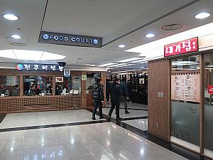 フードコートには韓国料理中心に全１７店舗が
