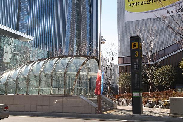 地下鉄２号線の駅がありますが、名前がムンジョン駅から変更して国際金融センター駅となりました！